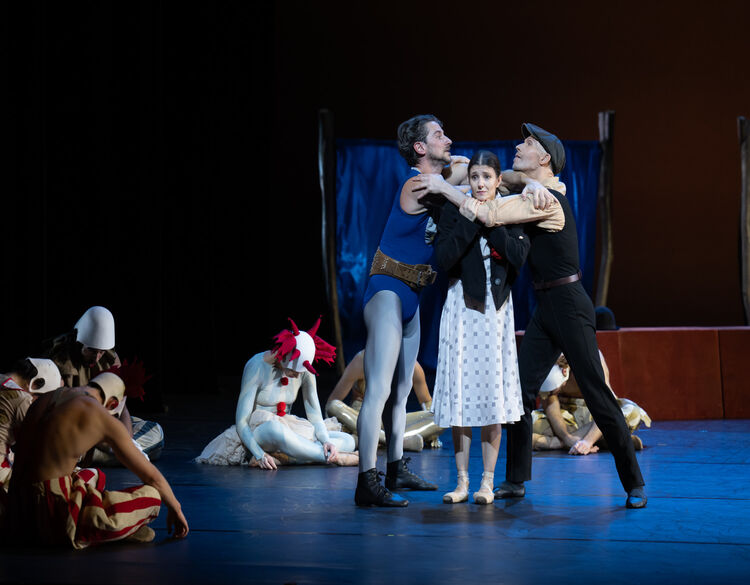 Alina Cojocaru as Gelsomina, Mick Zeni as Zampanò and Johan Kobborg as Il Matto. Photo: ASH.